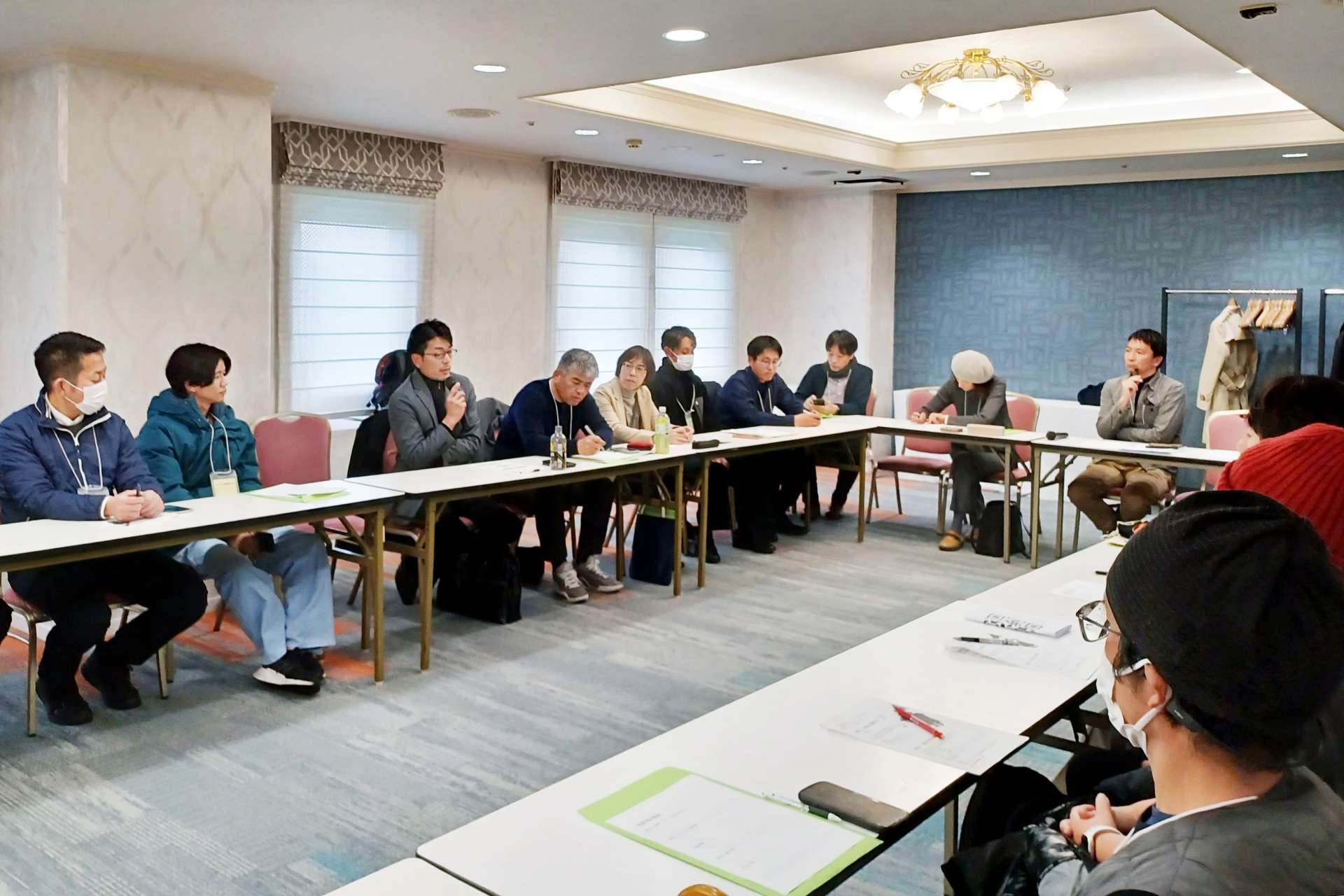 「九州・山口有機農業の祭典」で意見交換する参加者＝１日、鹿児島市の鹿児島サンロイヤルホテル