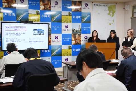 　福祉バスの活用を提案する委員＝町役場