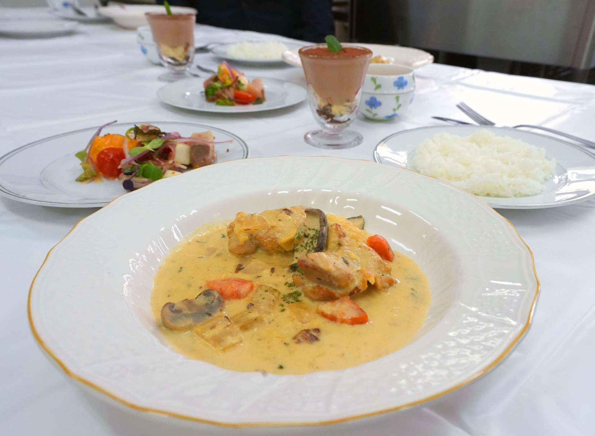 鹿島匡人シェフが高校生にレシピを伝授したフランス料理＝垂水市の垂水高校