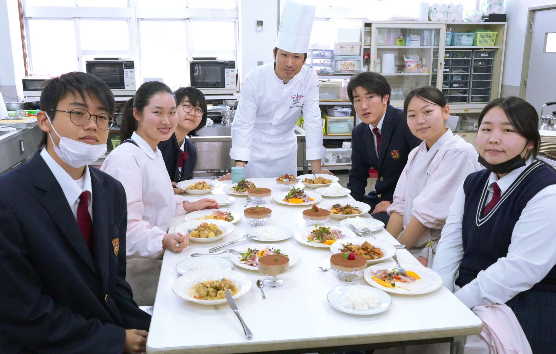 高校生にフランス料理のレシピを伝授した鹿島匡人シェフ（中央）＝垂水市の垂水高校