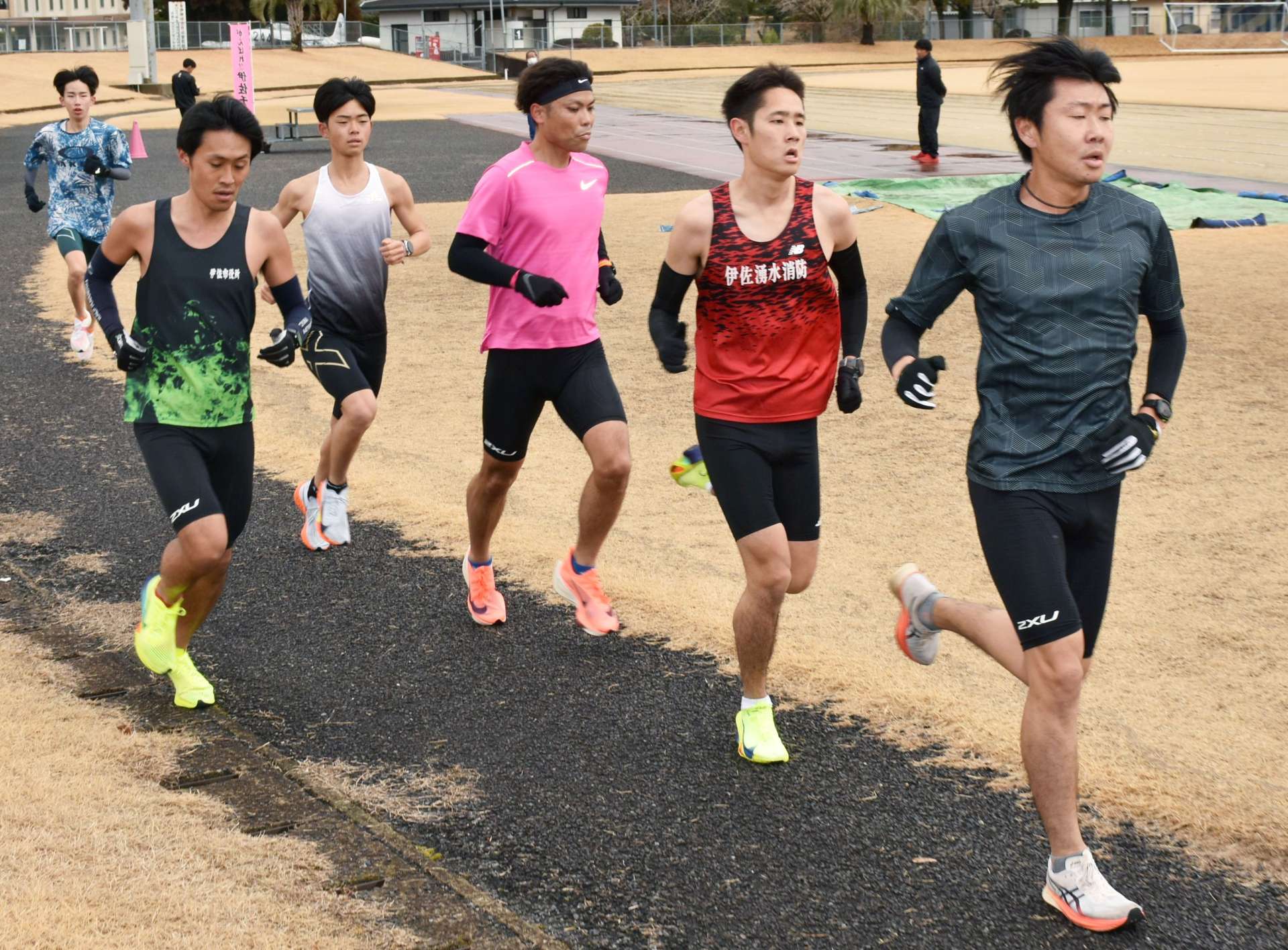 １２キロ走で汗を流す選手ら＝２日、伊佐市陸上競技場