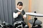 電子ドラムの練習をする馬場園珠光さん＝薩摩川内市