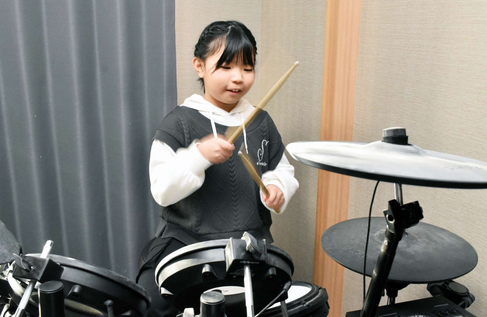 電子ドラムの練習をする馬場園珠光さん＝薩摩川内市