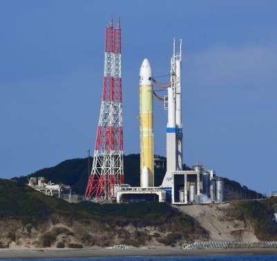 〈関連〉みちびき６号機を搭載し、打ち上げを待つＨ３ロケット５号機＝２日午後４時１０分、南種子町の種子島宇宙センター