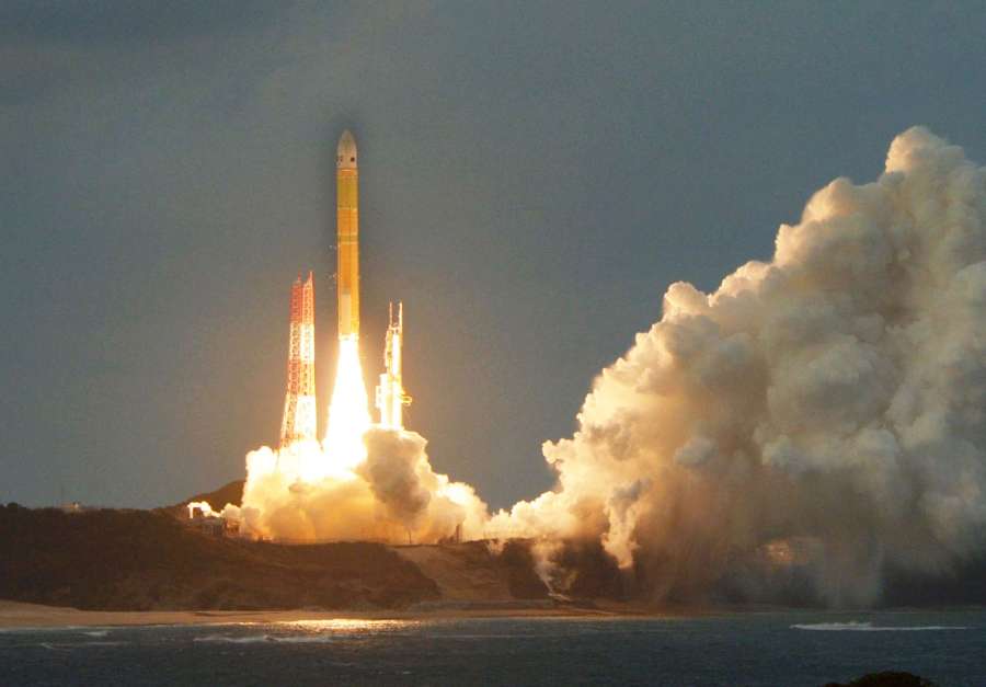 みちびき６号機を搭載し、上昇するＨ３ロケット５号機＝２日午後５時半、南種子町の種子島宇宙センター