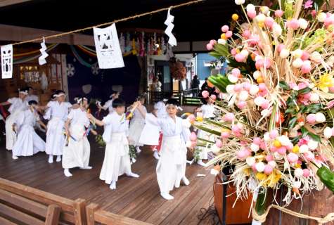 ダゴ祭りで舞を奉納する田之浦小児童＝２日午後、志布志市の田之浦ふるさと交流館