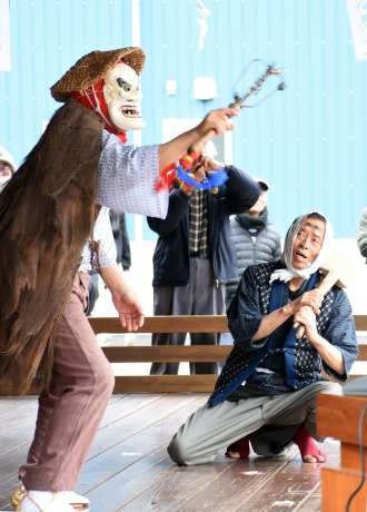 ダゴ祭りで舞を奉納する保存会＝２日、志布志市の田之浦ふるさと交流館
