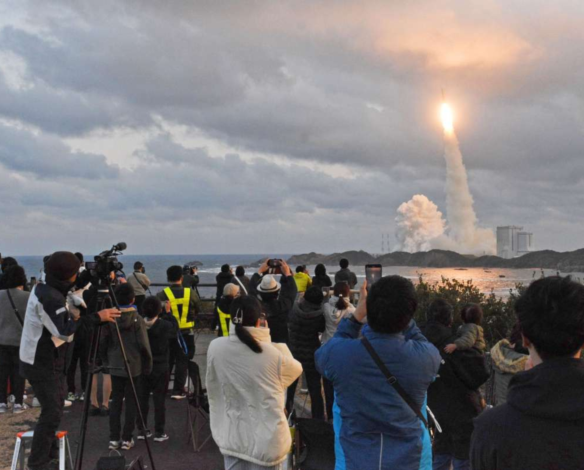 打ち上げられたＨ３ロケット５号機を追う見学客＝２日、南種子町の恵美之江展望公園