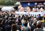 豆を取ろうと手を伸ばす参拝客ら＝２日、鹿児島市の照国神社