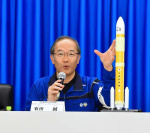 会見で質問に答えるＪＡＸＡの有田誠プロジェクトマネージャ＝２日午後９時３６分、南種子町の種子島宇宙センター