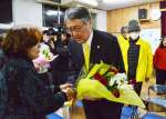 支持者と握手を交わす八板俊輔さん＝２日午後９時５６分、西之表市西町