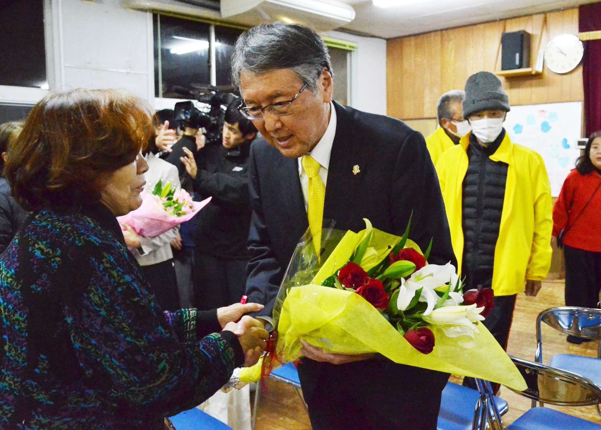 支持者と握手を交わす八板俊輔さん＝２日午後９時５６分、西之表市西町