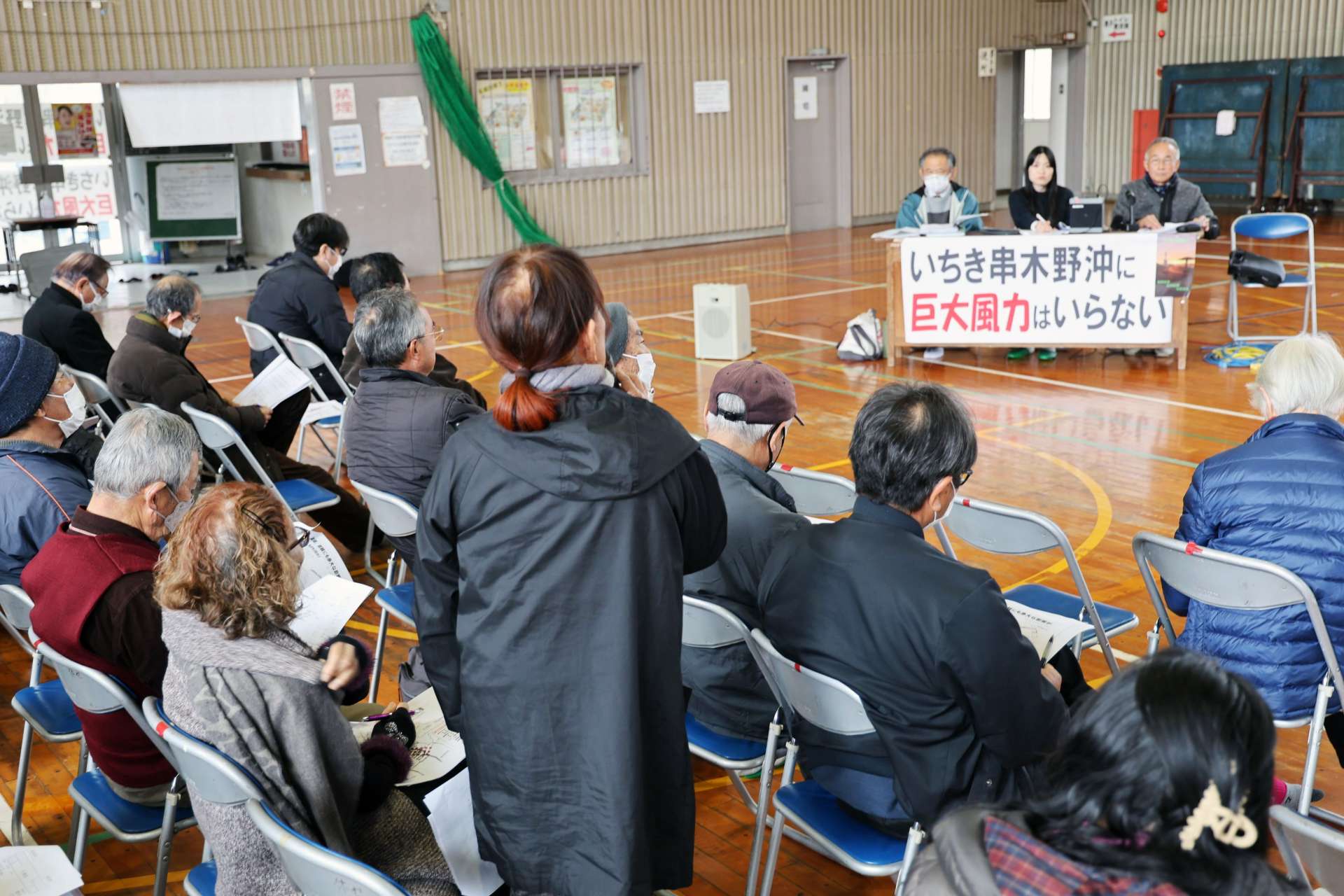 参加者が建設反対を訴えた集会＝２日、いちき串木野市の串木野体育センター