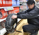 タイヤのチェーンを取りそろえる鹿児島市の自動車用品店＝２日、鹿児島市東郡元町