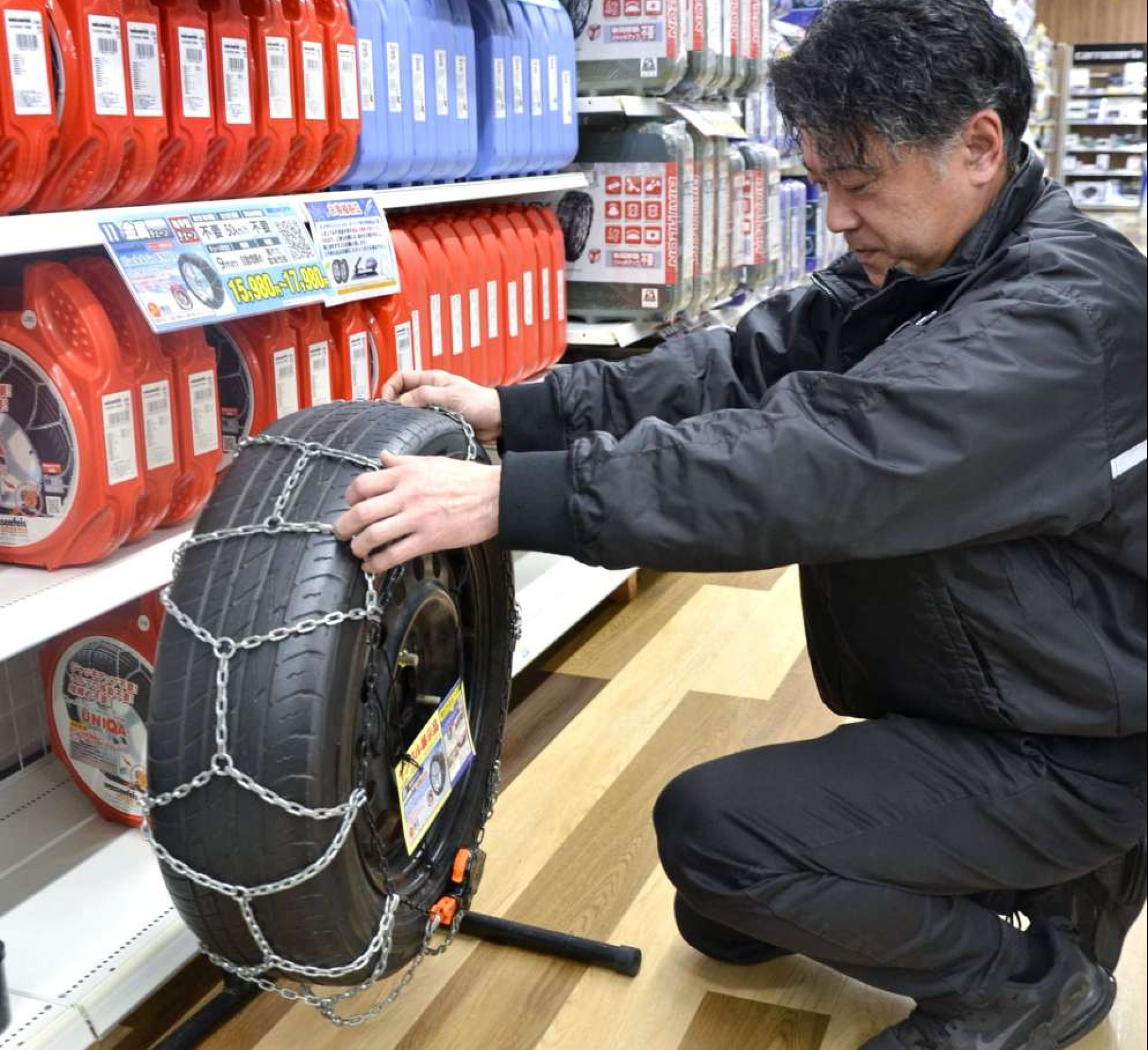 タイヤのチェーンを取りそろえる鹿児島市の自動車用品店＝２日、鹿児島市東郡元町