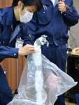 水道管にタオルやビニール袋を巻き、凍結対策を実演する鹿児島市水道局の職員＝３日、同市鴨池新町