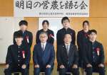 農業分野に就職や進学が決まった生徒ら＝曽於高校