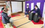 茶会を体験する麓まつりの参加者＝２日、垂水市田神の旧有馬邸