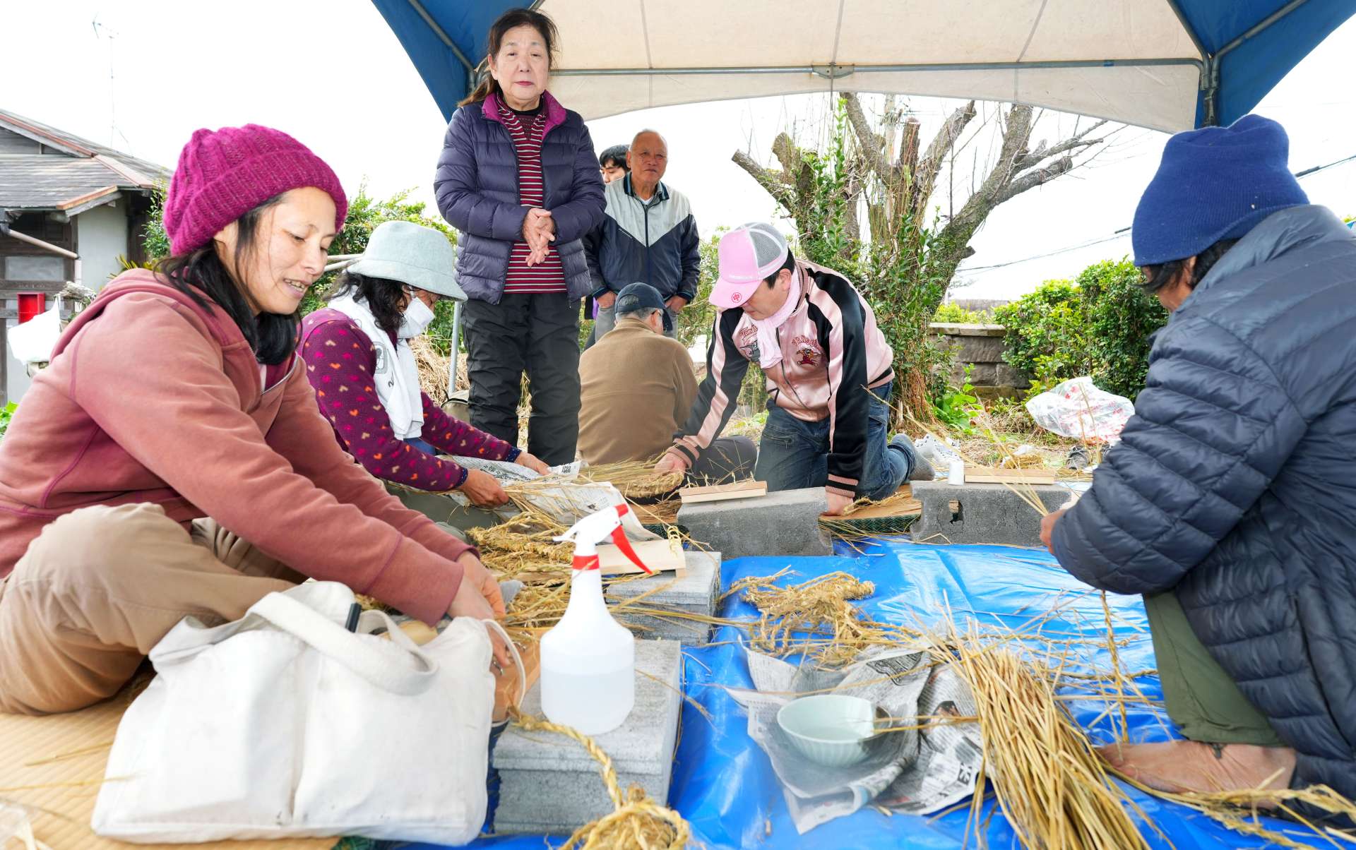 わらじ作りを体験する麓まつりの参加者＝２日、垂水市田神の旧有馬邸