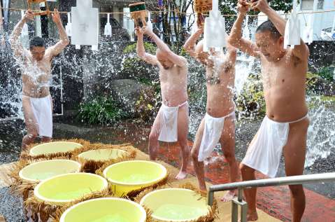冷水で身を清める僧侶たち＝３日、鹿児島市松原町の教王寺