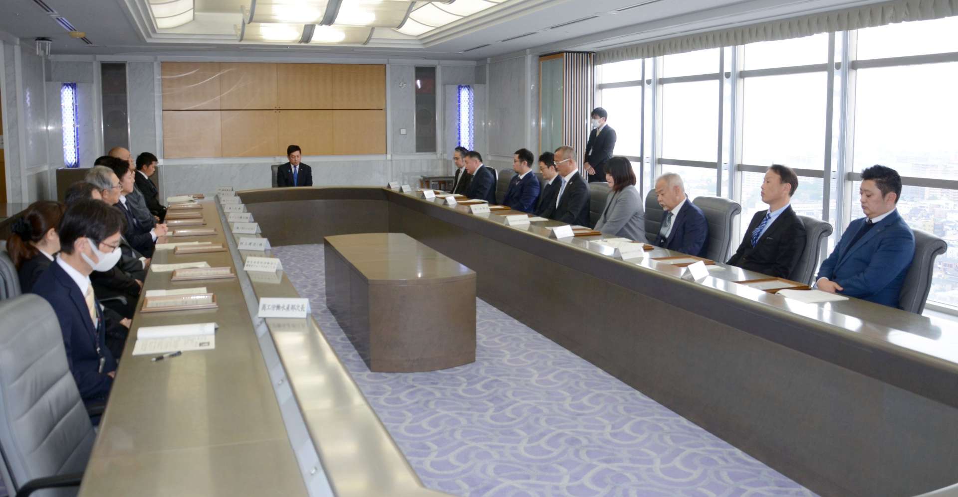 認定を受ける企業の代表者＝３日、鹿児島県庁