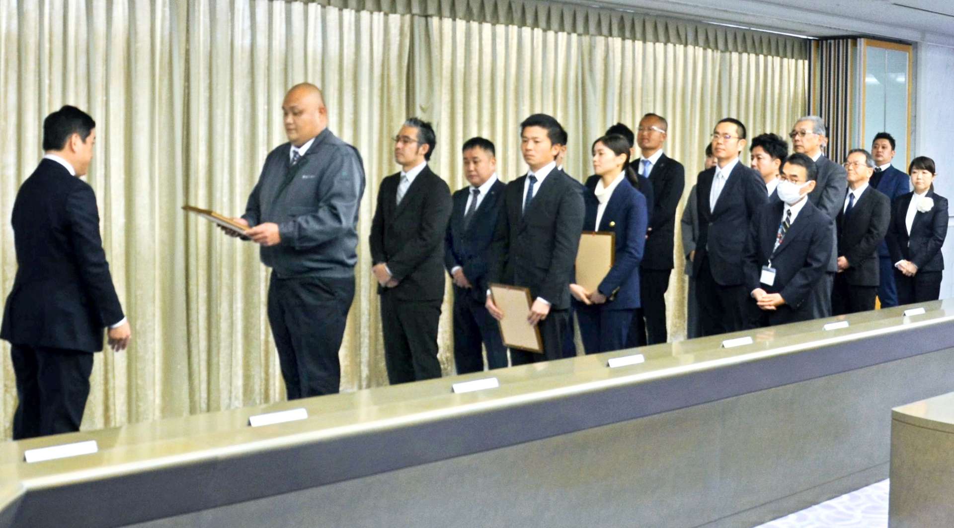 認定を受ける企業の代表者＝３日、鹿児島県庁