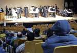 開票作業を見守る市民＝２日午後９時すぎ、西之表市民会館