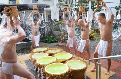 〈別カット〉冷水で身を清める僧侶たち＝３日、鹿児島市松原町の教王寺