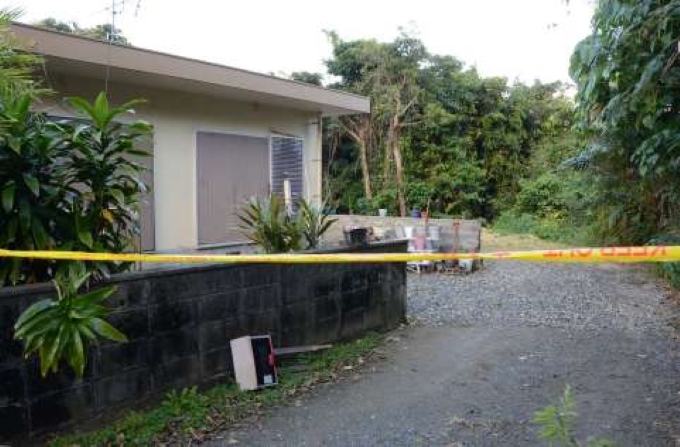 規制線が張られた事件現場周辺＝２日、伊仙町佐弁