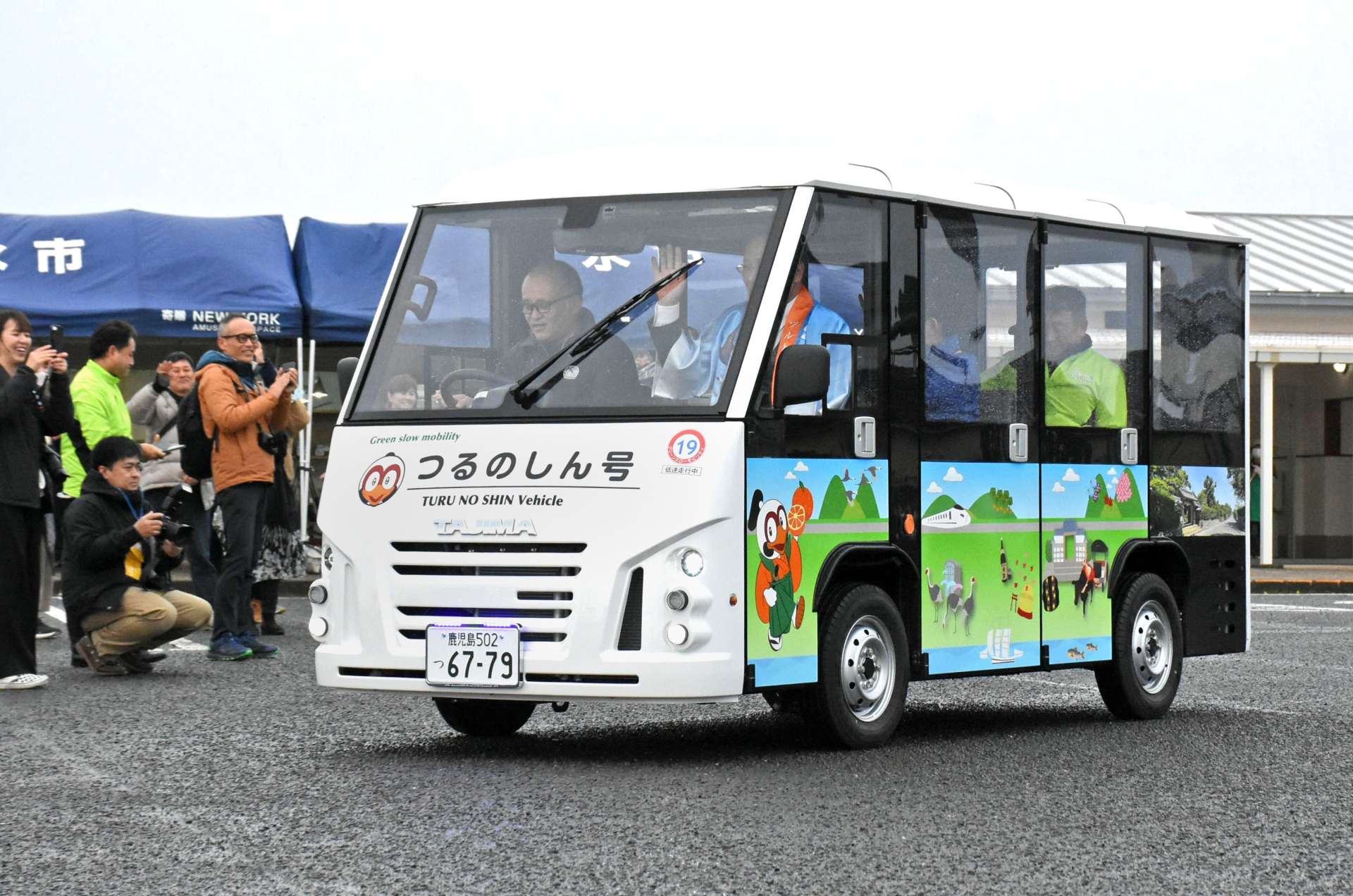 ツルを観察するため出発する「つるのしん号」＝１日、出水市荘