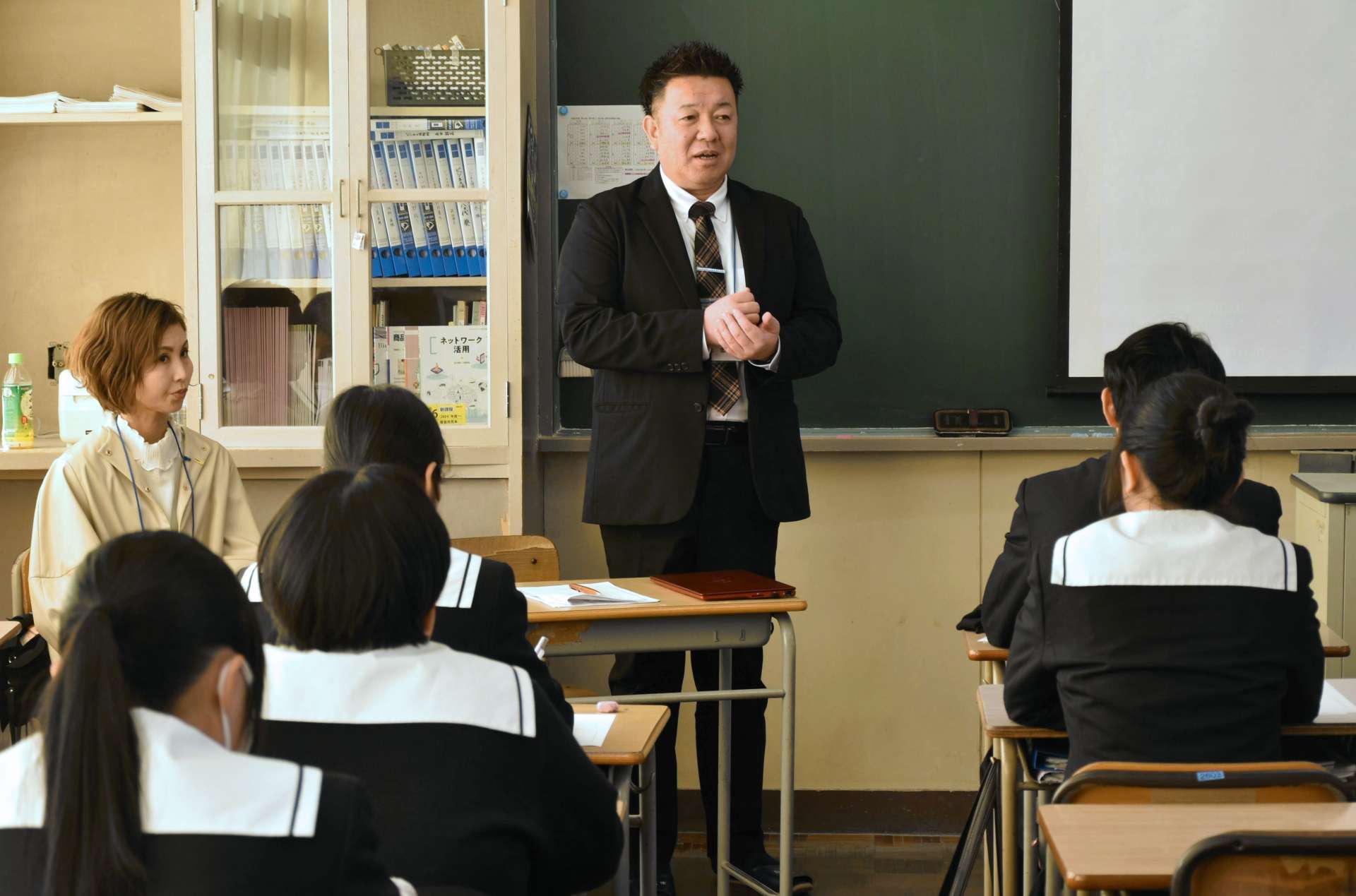 仕事のやりがいなどについて話す経営者＝霧島市国分中央１丁目
