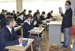 仕事のやりがいなどについて話す経営者＝霧島市国分中央１丁目