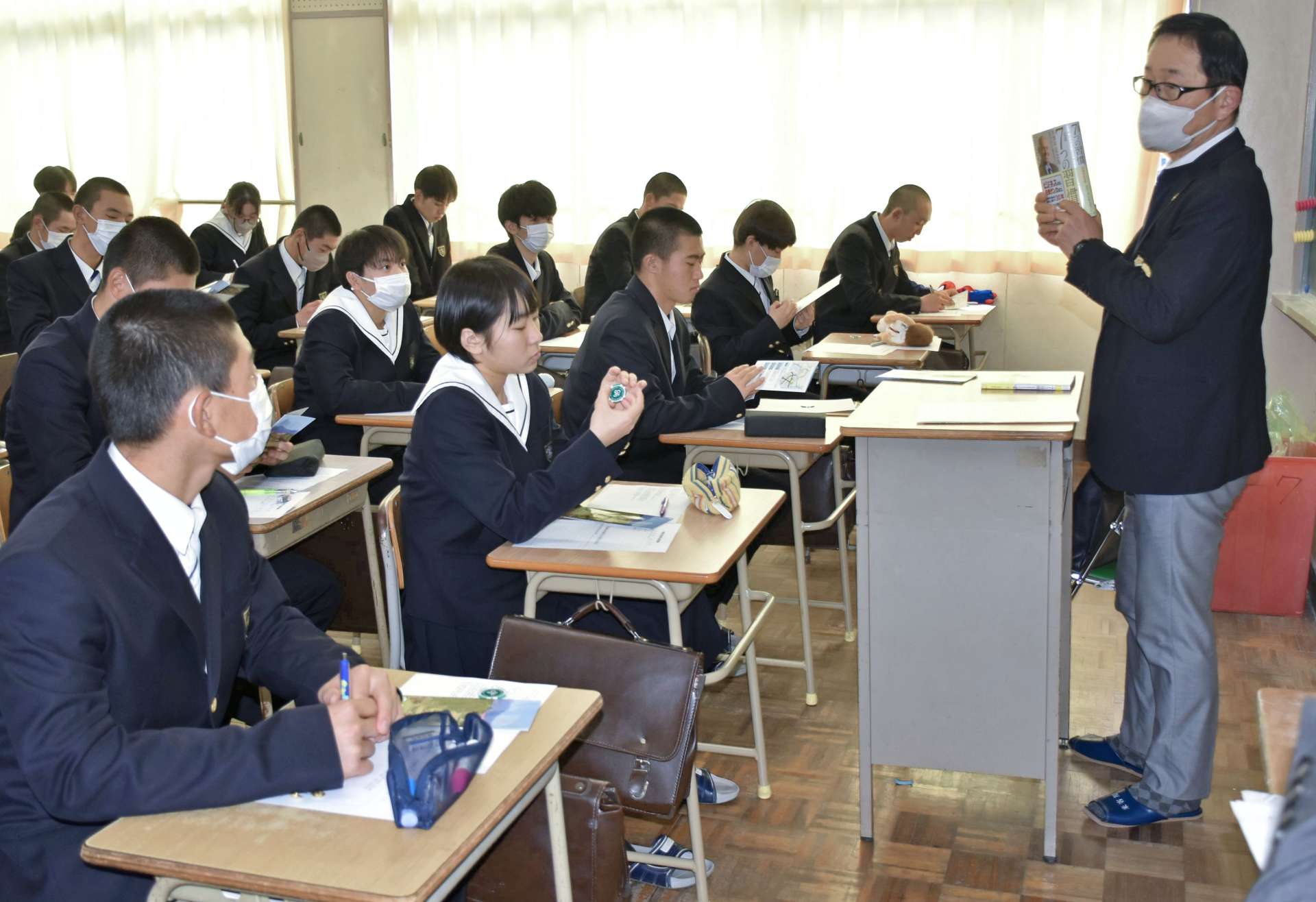 仕事のやりがいなどについて話す経営者＝霧島市国分中央１丁目