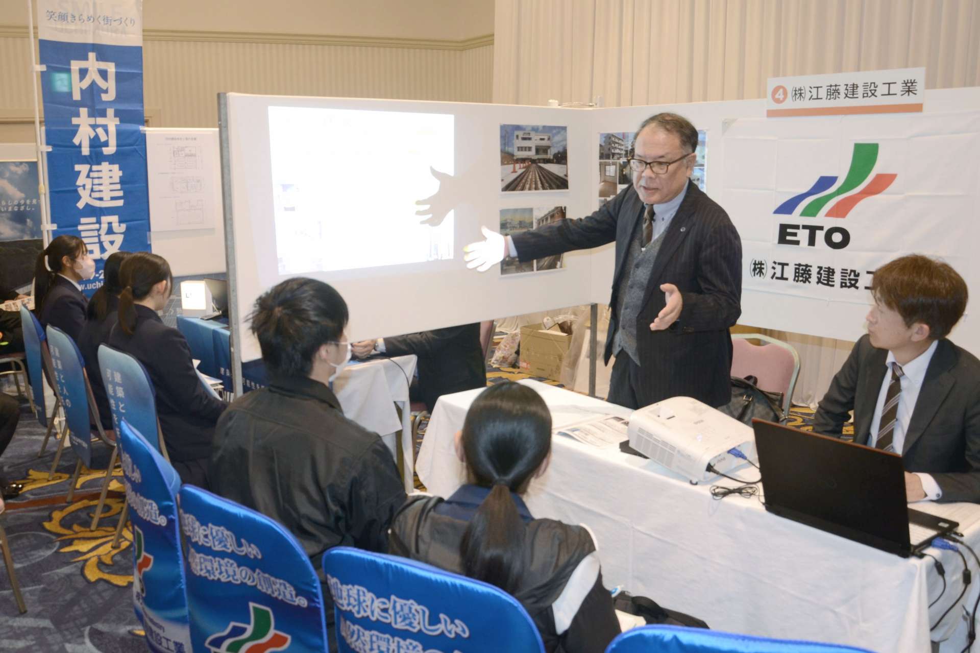 高校生に自社の魅力をＰＲする担当者＝４日、鹿児島市の鹿児島サンロイヤルホテル