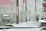 視界が悪くなるほど降りしきる雪＝４日午前９時３３分、鹿児島市吉野３丁目
