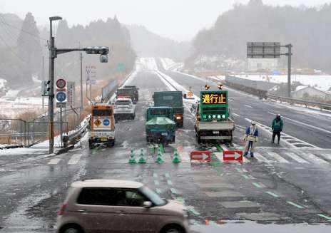 大雪により通行止めとなった南九州西回り自動車道の入り口＝４日午後５時２０分ごろ、薩摩川内市の薩摩川内都ＩＣ付近
