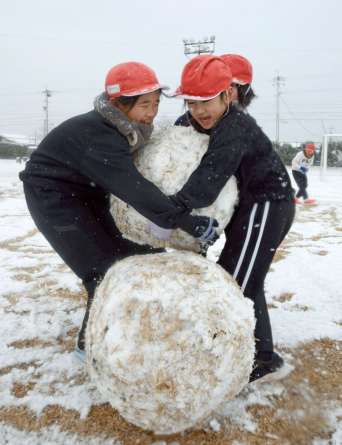 〈関連〉雪だるま作りを楽しむ児童ら＝４日、さつま町神子の鶴田小学校