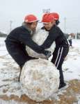 〈関連〉雪だるま作りを楽しむ児童ら＝４日、さつま町神子の鶴田小学校