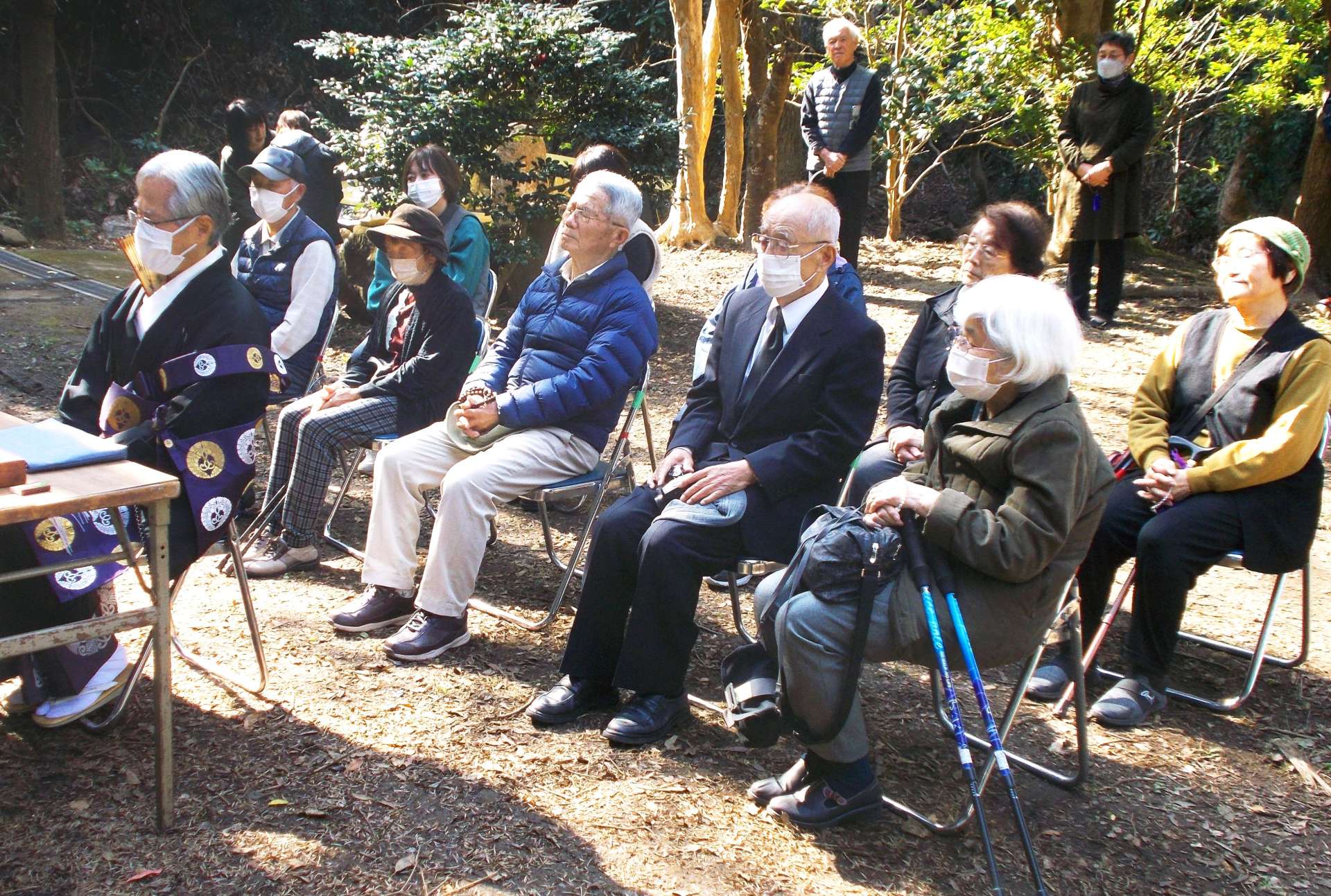 馬来丸の慰霊碑前で開かれる追悼法要＝南さつま市坊津町久志