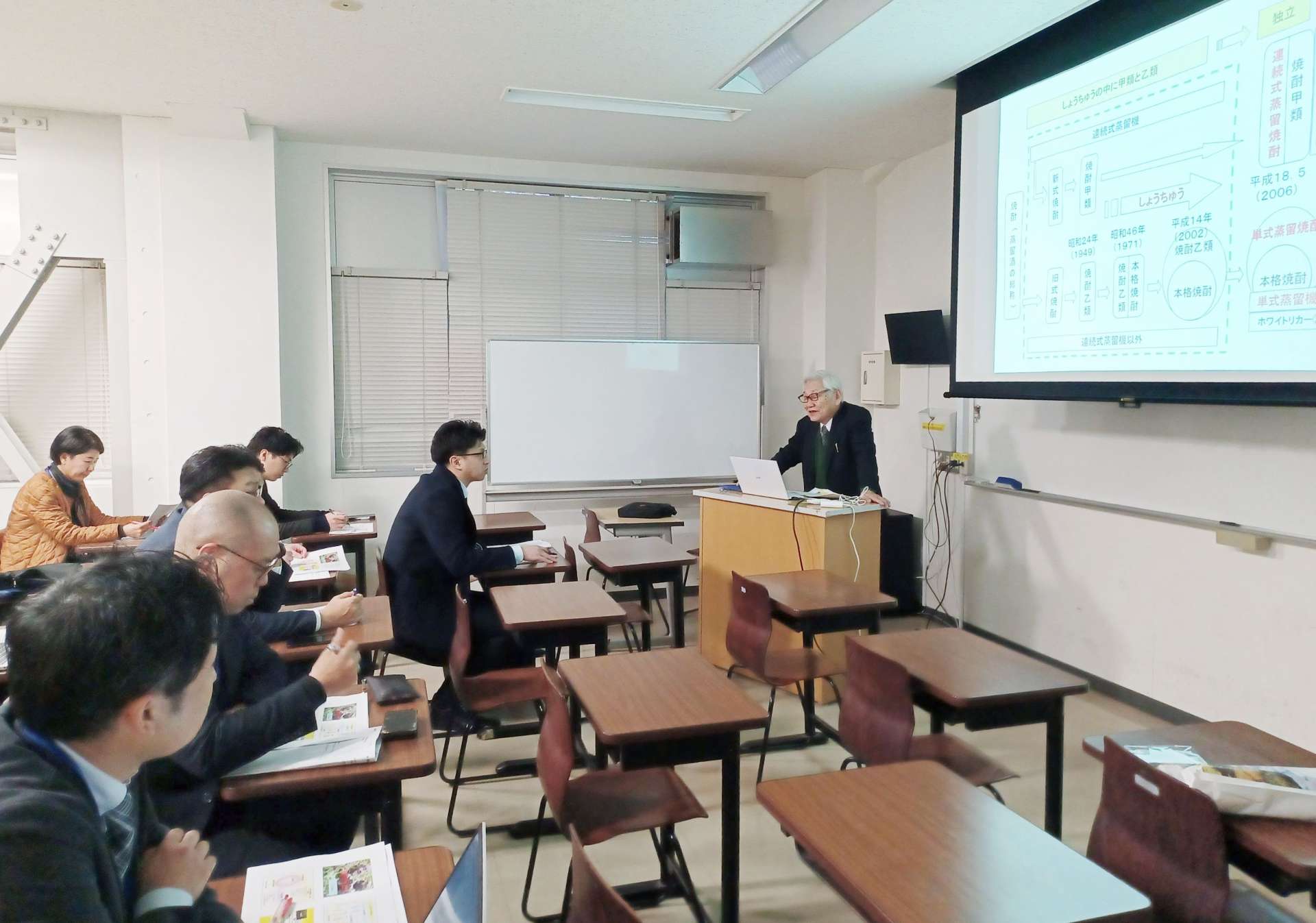 焼酎について学ぶチムニーの関係者＝４日、鹿児島市の鹿児島大学