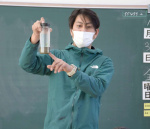 出前授業で、成長したアマモの実物を示す川畑友和さん＝１月３１日、指宿市の山川小学校