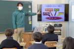 アマモ場と水産資源減少の関係を説明する川畑友和さん＝１月３１日、指宿市の山川小学校
