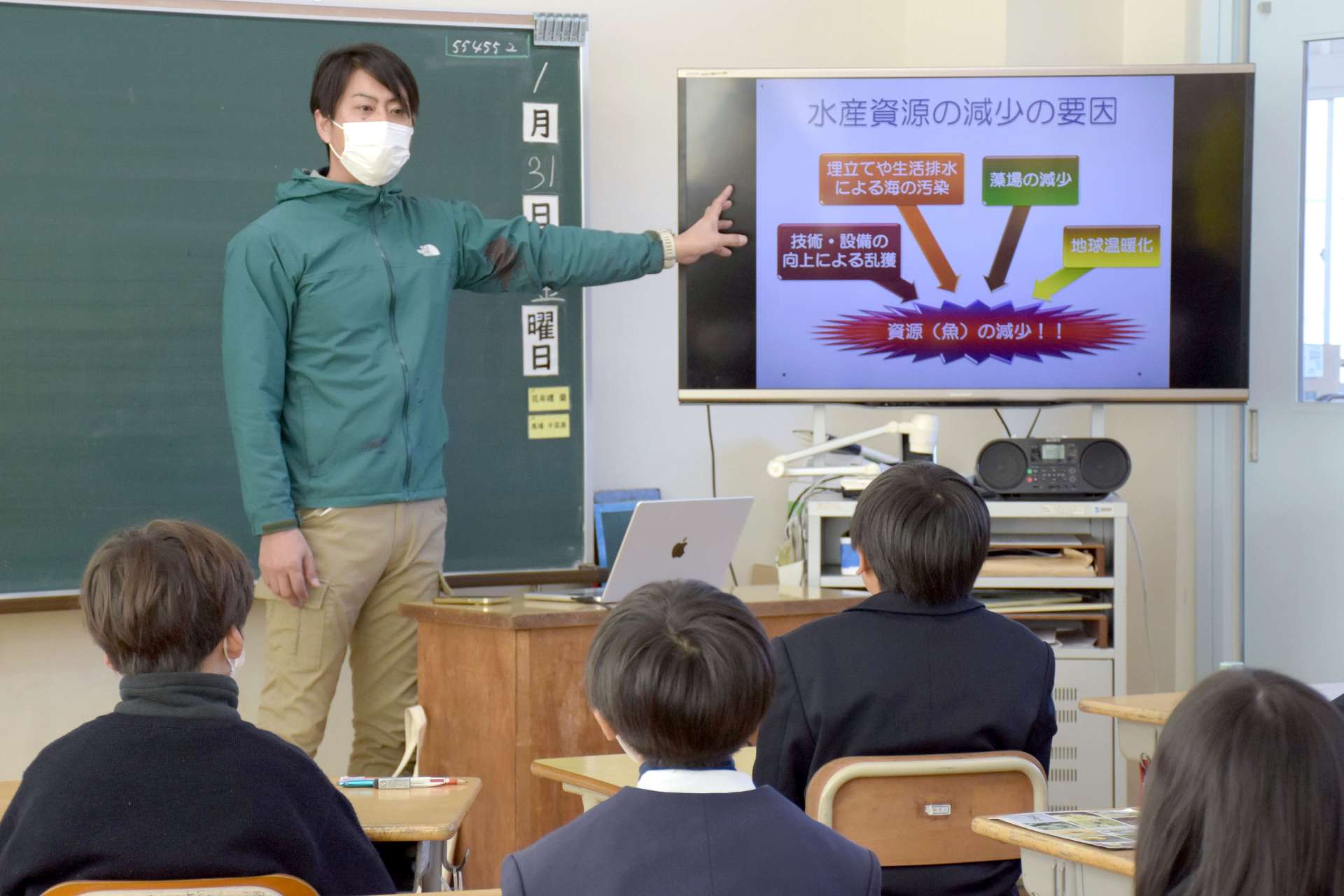 アマモ場と水産資源減少の関係を説明する川畑友和さん＝１月３１日、指宿市の山川小学校