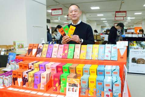 原料のカカオ豆にこだわったチョコレート＝鹿児島市の山形屋