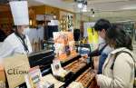 バレンタインに向けた特設店ではフィナンシェやチーズケーキ、フロランタンなど幅広い選択肢が並ぶ＝鹿児島市のアミュプラザ鹿児島