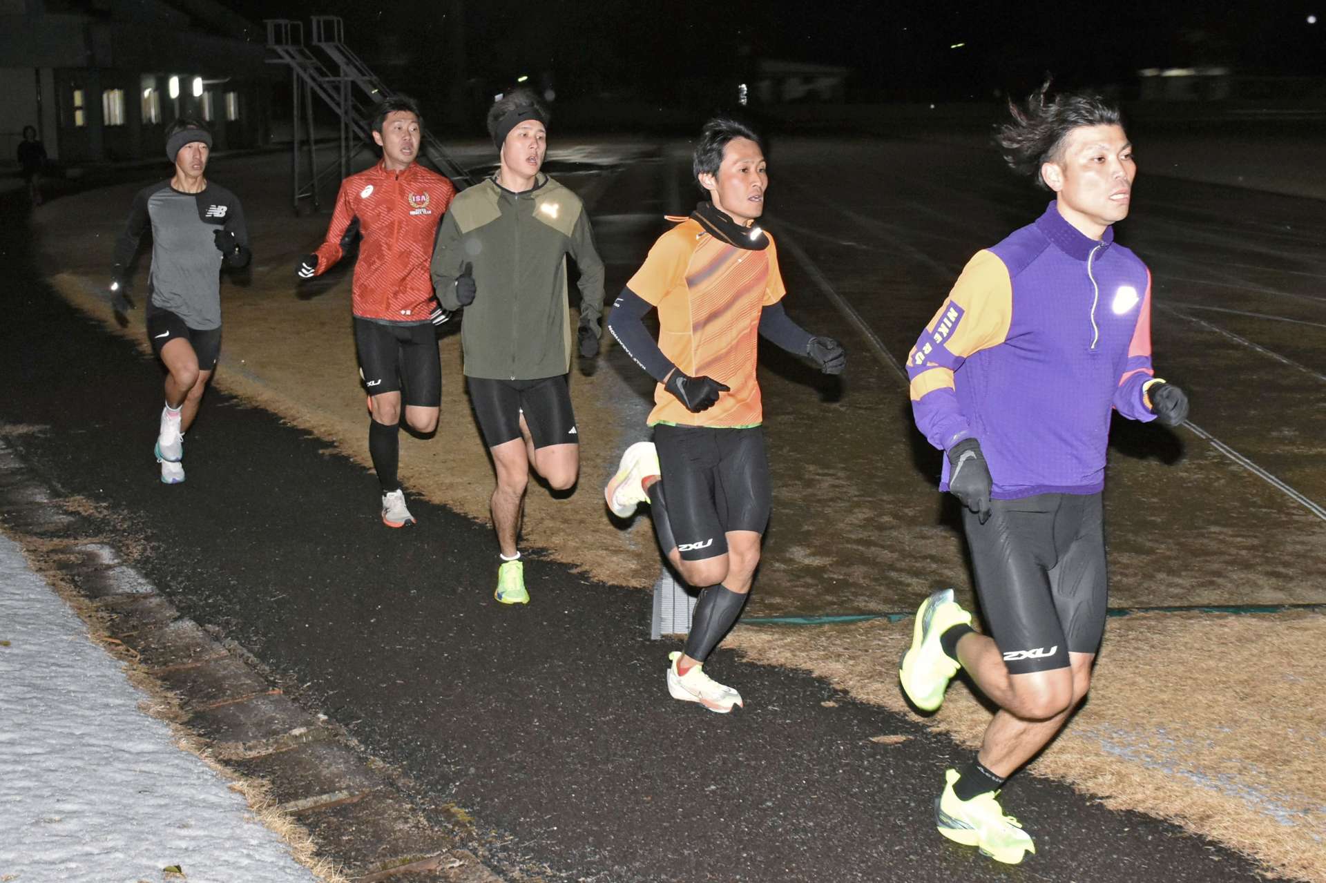 極寒の中、快走する伊佐チーム＝５日夜、伊佐市陸上競技場