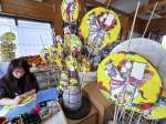 初午祭に向けてポンパチの絵付け作業に追われる森山かおりさん＝４日、霧島市隼人町内山田３丁目
