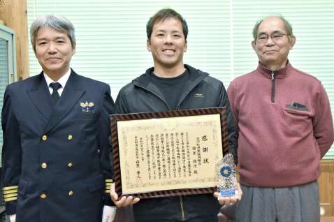 表彰を受ける宿里銀次さん（中央）＝南さつま市の笠沙町漁協