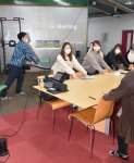 腰痛予防のストレッチを学ぶリプサ従業員＝伊佐市大口目丸