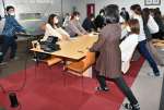 腰痛予防のストレッチを学ぶリプサ従業員＝伊佐市大口目丸